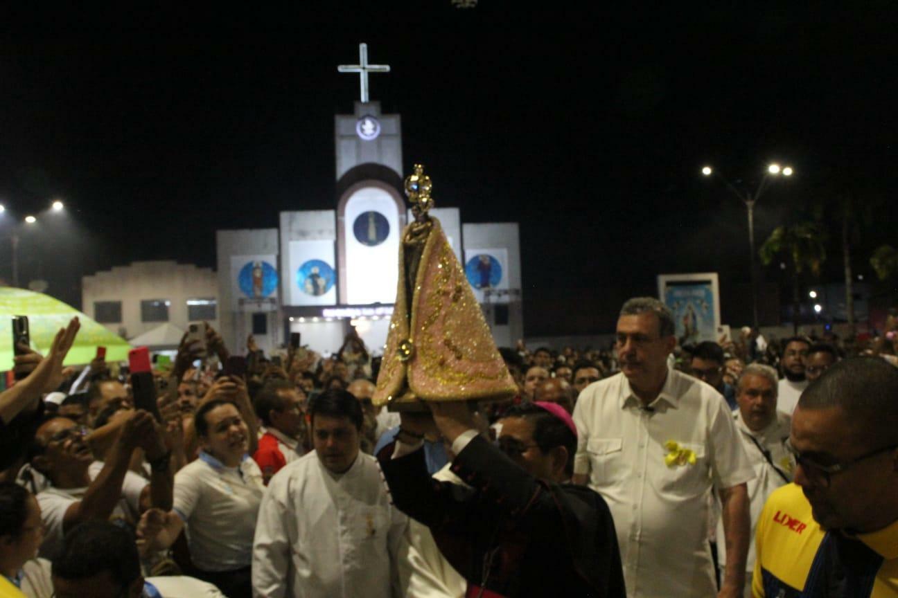 Fiéis lotam paróquia à espera da saída da Romaria Rodoviária do Círio 2026.
